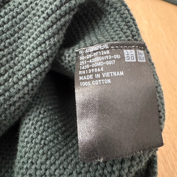 Uniqlo dark Forest green seamless V-neck sweater Medium - Picture 5 of 7
